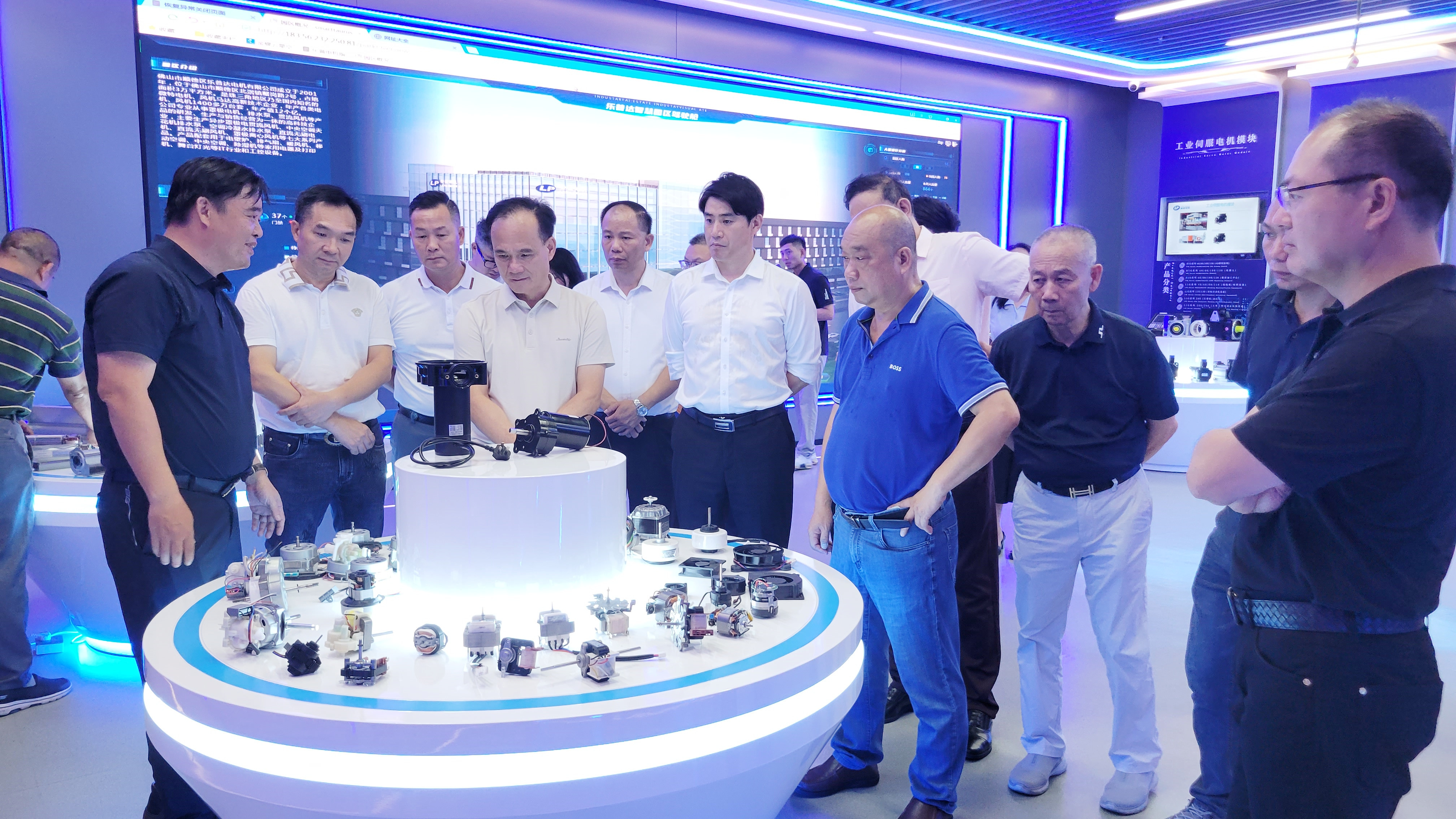 参观展厅 参观展厅